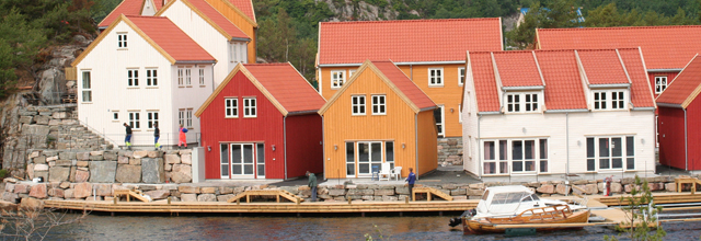 Blick auf die Anlage von der gegenüberliegenden Uferseite.